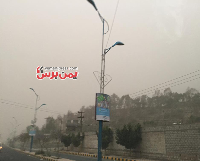 موجة غبار كثيفة تجتاح أجواء العاصمة صنعاء - 2 / 4 / 2015