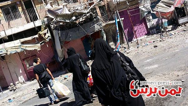 الأسر تنزح من مدينة تعز نتيجة استمرار الاشتباكات والقصف العشوائي