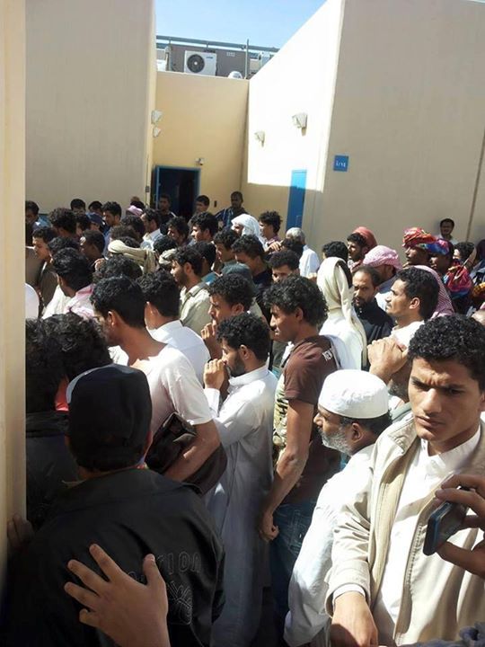السلطات السعودية تفرج عن موقوفين يمنيين في الشميسى على ذمة الترحيل بعد قرار الملك سلمان