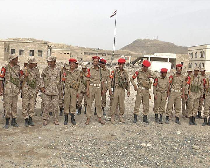 جنود موالين للحوثيين داخل معسكر العمالقة