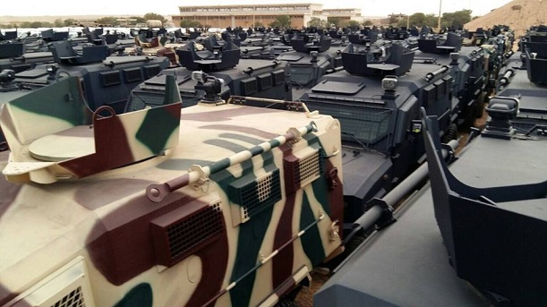 الإمارات تكسر الحظر الدولي المفروض على ليبيا وترسل ناقلات جند وآليات عسكرية إلى «خليفة حفتر»
