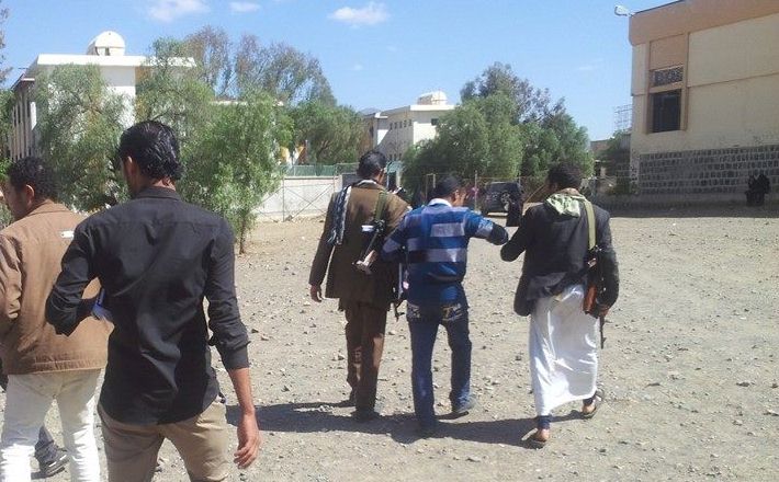 العشرات من عناصر الحوثي يقتحمون جامعة صنعاء ويشنون حملة اعتقالات للطلاب بحجة «الاختلاط»