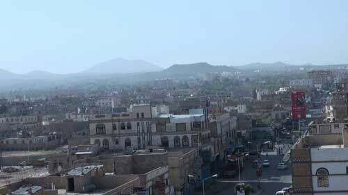 اشتداد المعارك بين الجيش والحوثيين في المدخل الشرقي لعمران ومليشيات الحوثي تحتل السجن وتخرج السجناء