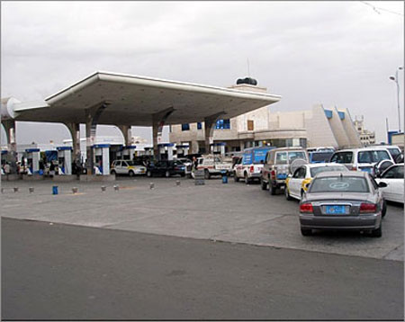 شركة النفط اليمنية: لا توجد أزمة في المشتقات النفطية ولا زيادة في أسعارها