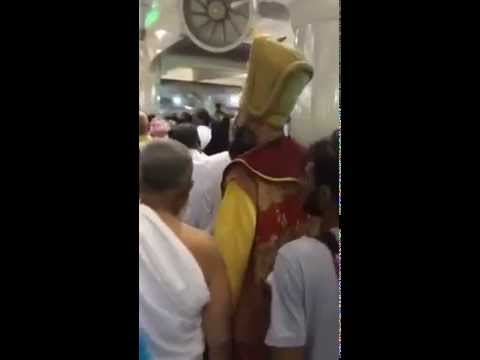 بالفيديو: يطوف حول الكعبة بثياب «السلطان سليمان»
