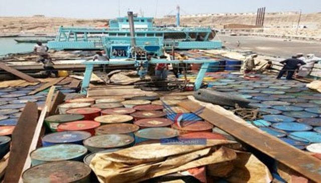 الحوثيون يحولون مدينة المخا إلى سوق سوداء مفتوحة لبيع المشتقات النفطية الواصلة إلى الميناء
