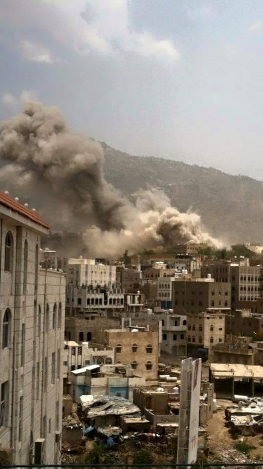 غارة جوية تستهدف معسكر قوات الأمن الخاصة بمدينة تعز (صورة)