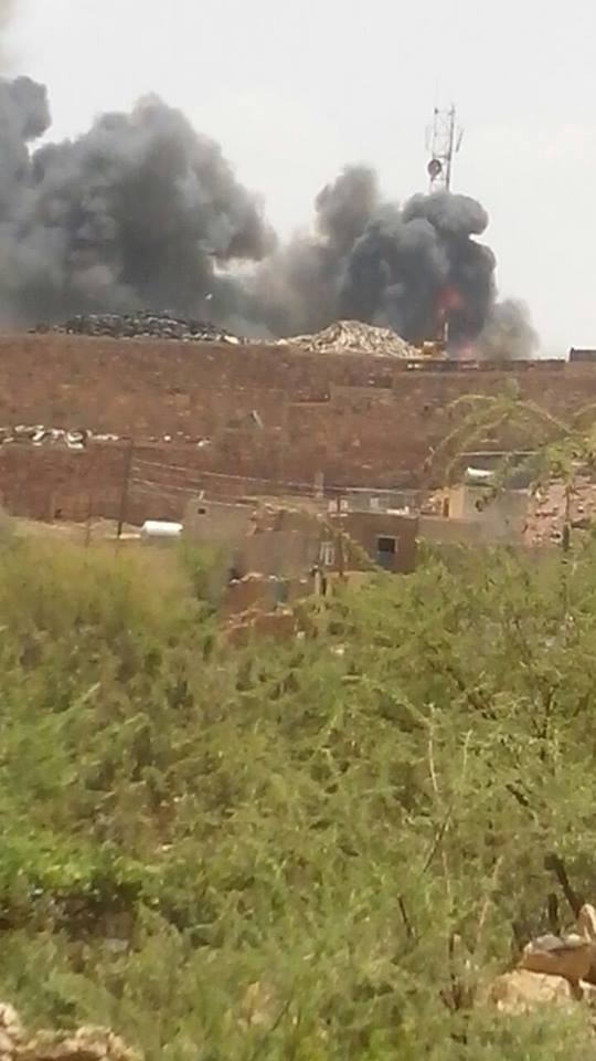 طيران التحالف يقصف مبنى السنترال بهمدان ما أدى إلى احتراق كميات كبيرة من الوقود المخزن فيه (صورة)