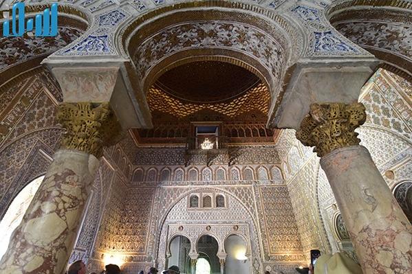 قصر أشبيليا.. إقرار بتفوُّق المعمار الإسلامي تزينه الآيات القرآنية و(المُلك لله)