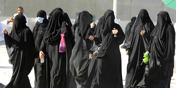 معلمة سعودية مطلقة تهرب بأطفالها.. من مكة إلى «داعش»!