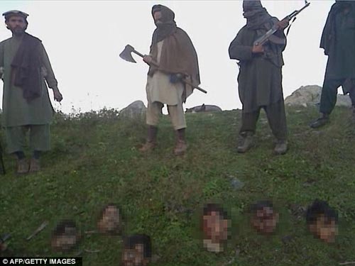 طالبان تعرض رؤوس مقطوعة لجنود باكستانيين