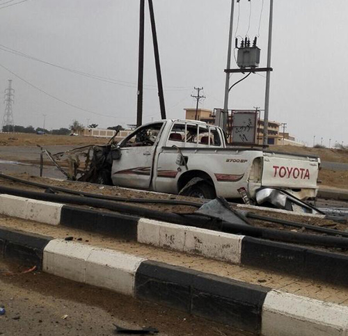 بالصور.. الحوثيون يقصفون 3 سيارات اثناء سيرها في الطوال جنوب السعودية