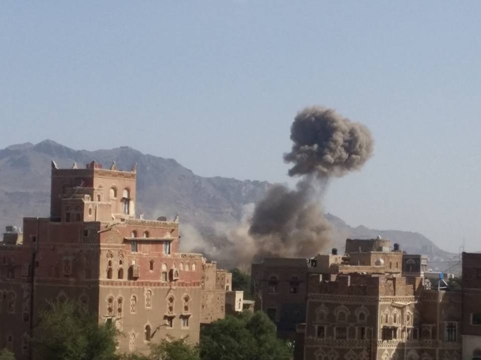 طيران التحالف يدمر مخزن أسلحة في الكلية الحربية شمال شرق العاصمة صنعاء (صور)