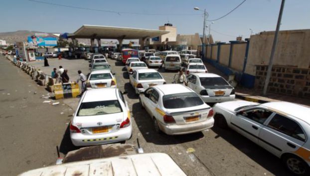 أزمة مشتقات نفطية خانقة ظهرت في العاصمة صنعاء بسبب وقف صرف إعتما