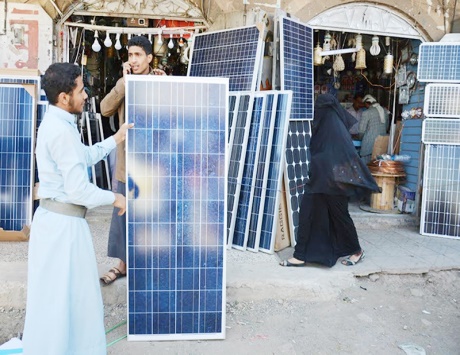 ألواح الطاقة الشمسية بديل اليمنيين عن الكهرباء