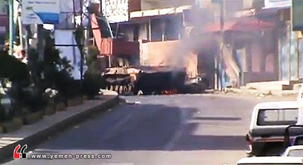 دبابة أحرقتها القبائل الموالية للثورة في تعز