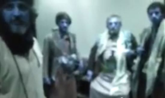 صورة من فيديو للشيخ صادق الأحمر أثناء اقتحام ميليشيات الحوثي لمن
