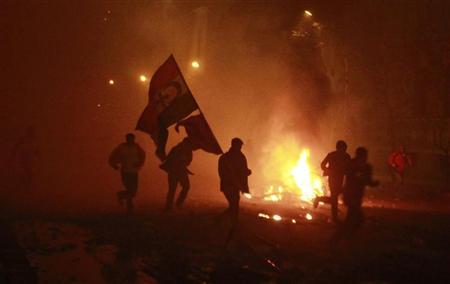 متظاهرون يفرون من الغازات المسيلة للدموع في القاهرة
