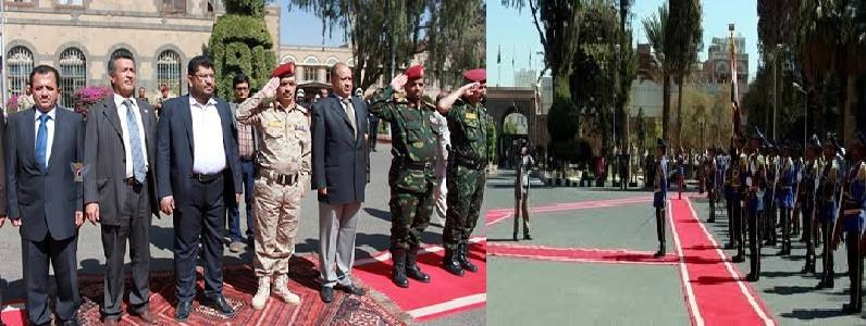 بالصور .. سجل يا زمن .. الحرس الجمهوري اليمني يقف مؤدياً التحية العسكرية للحوثيين