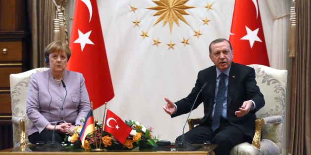 قاطَع ميركل غاضباً.. أردوغان: أنا رئيس مسلم وأرفض عبارة «الإرهاب الإسلامي» فيديو