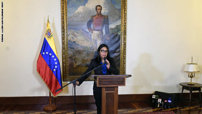 فنزويلا تمهل أمريكا أسبوعين لتقليص موظفي سفارتها بنسبة 80% من 100 إلى 17 موظفا