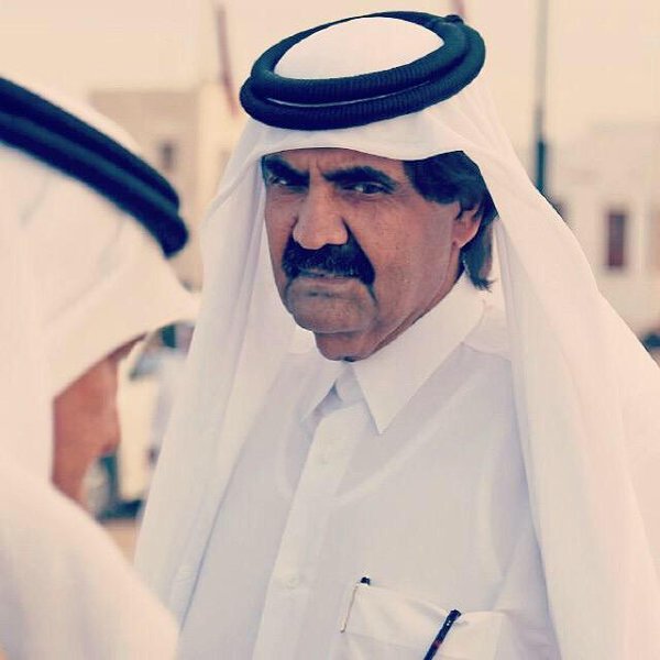 قطر تدفع بـ«أسطول طائرات» لعلاج كسر بقدم الامير الوالد الشيخ حمد بن خليفة