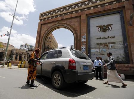المركزي اليمني يلزم البنوك بمنع التعامل بالدولار