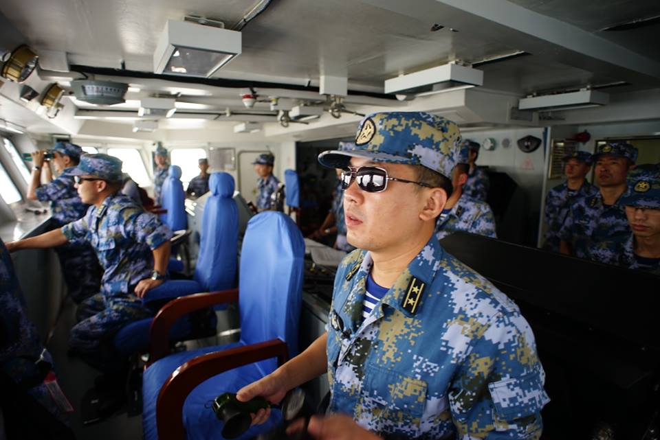 بالصور.. القوات الصينية تنزل في ميناء عدن لإجلاء الرعايا