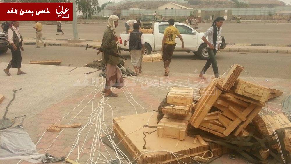 قوات «عاصفة الحزم» تسقط أسلحة وتموينات لمقاتلي اللجان الشعبية بمحافظة عدن (صورة)