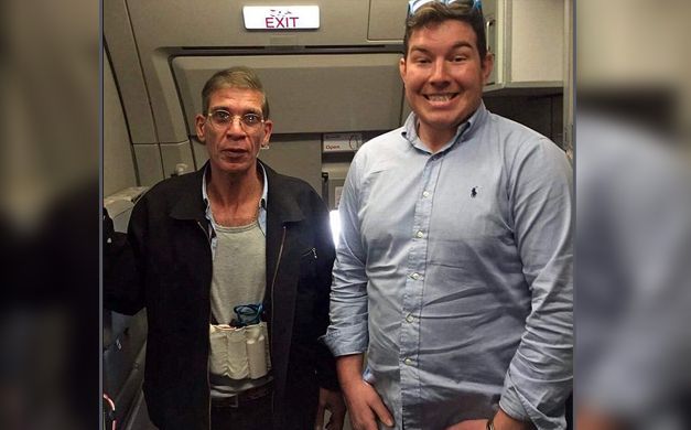 صحيفة بريطانية: صاحب الـ «سيلفي» مع خاطف الطائرة المصرية «مجرم»