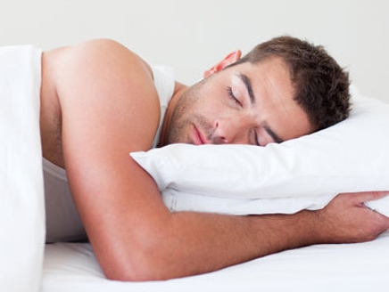 الرجال يميلون إلى النوم أكثر من النساء