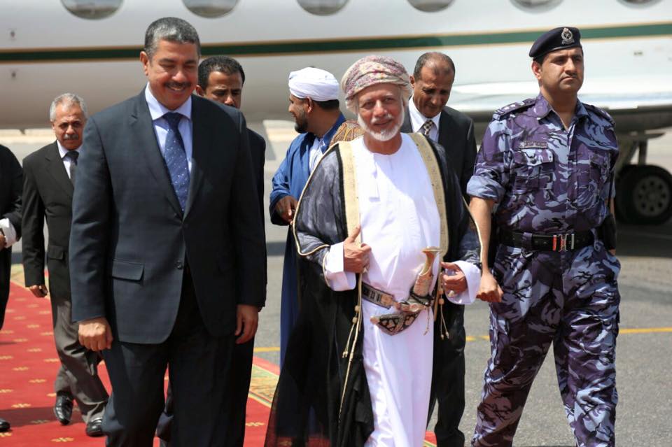 بالصور.. نائب رئيس الجمهورية رئيس الوزراء خالد بحاح يصل إلى سلطنة عمان في زيارة رسمية