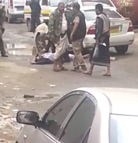 مطاردة مثيرة لمسلحين بمشاركة فتاتين في شارع بصنعاء تنتهي بمقتل سائق تاكسي (فيديو)