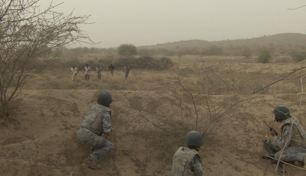 صور تظهر مراقبة الحرس السعودي متسللين يمنيين حاولوا عبور الحدود وطريقة الإمساك بهم