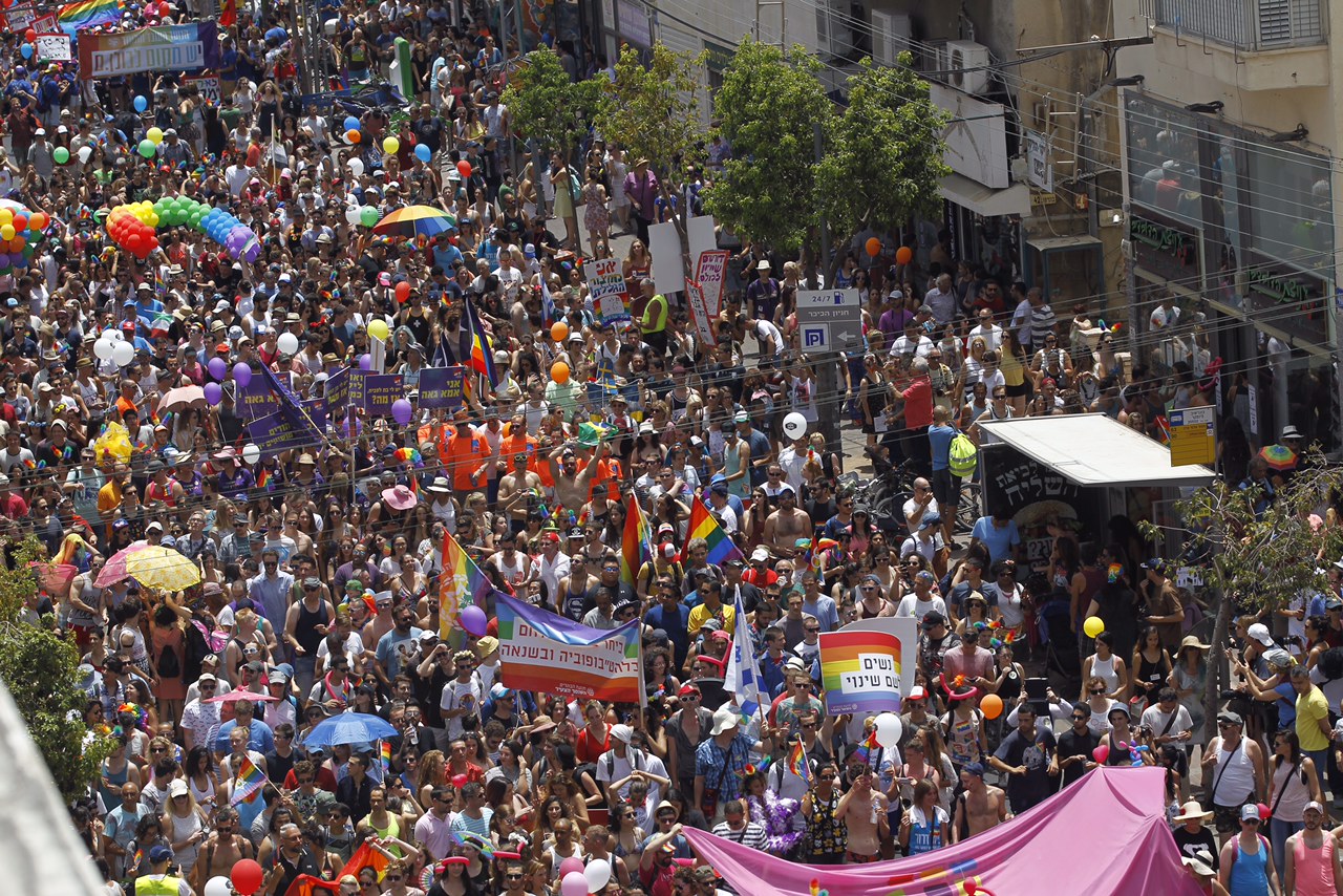 بالصور | عشرات الآلاف من المثليين والمثليات الاسرائيليين في مسيرة للمطالبة بحقوقهم