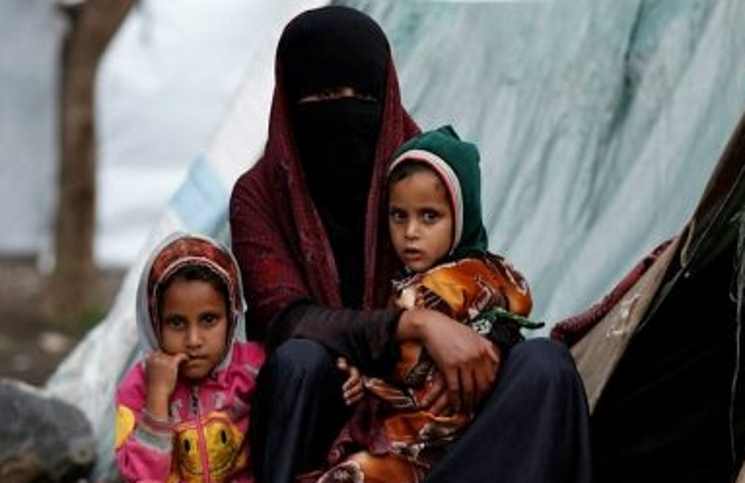 سيدة يمنية وطفلتاها ينتحرن بتناول السمّ بسبب الفقر
