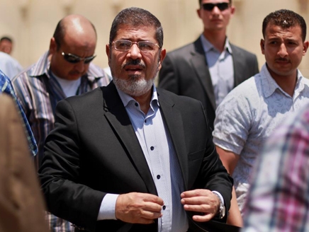 سكان منطقة شعبية يفاجئون بالرئيس مرسي بينهم بدون حراسة