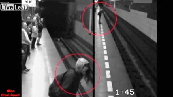 فتاة تسقط تحت قطار ثم تقوم وهي تنفض الغبار عن ثيابها (فيديو)