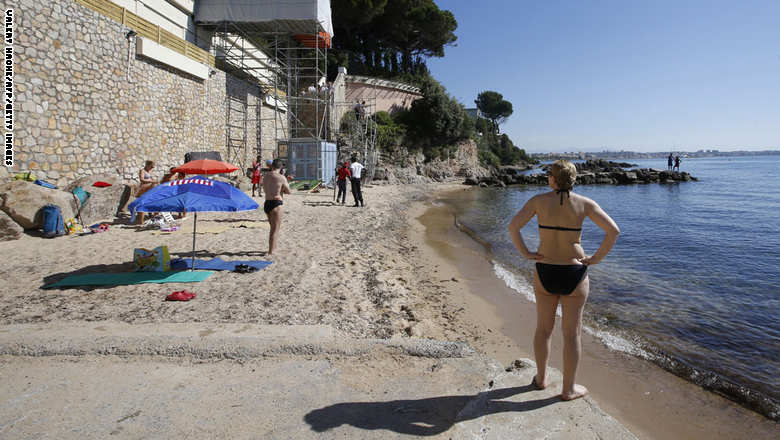 شاطئ ميراندول الفرنسي يفتح أبوابه أمام السياح بعد سفر الملك السعودي إلى المغرب