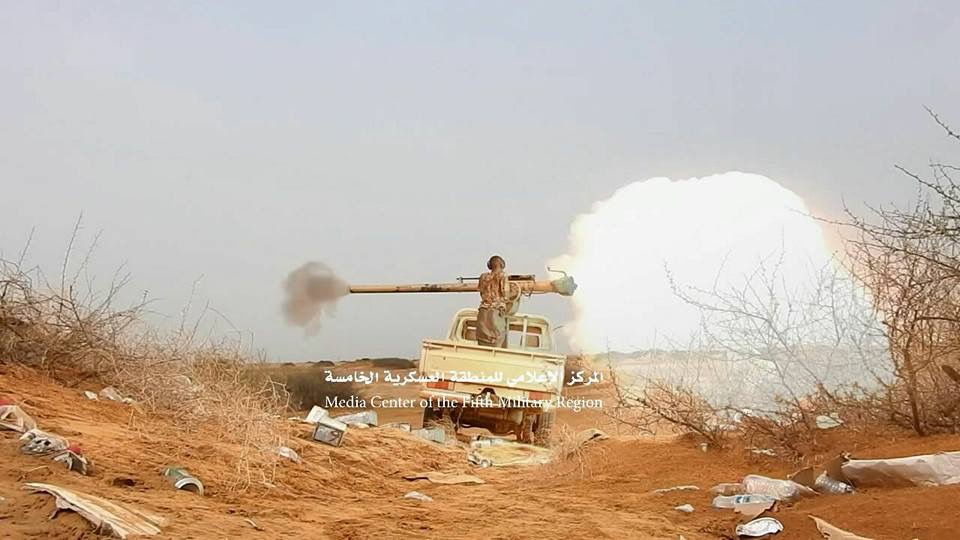 قوات الجيش تخوض معارك مع المليشات الإنقلابية وتسيطر على مواقع وتحصينات تابعة لهم بميدي