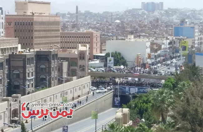 أنصار الحوثي يقطعون عدد من شوارع العاصمة ويمنعون حركة المواطنين 