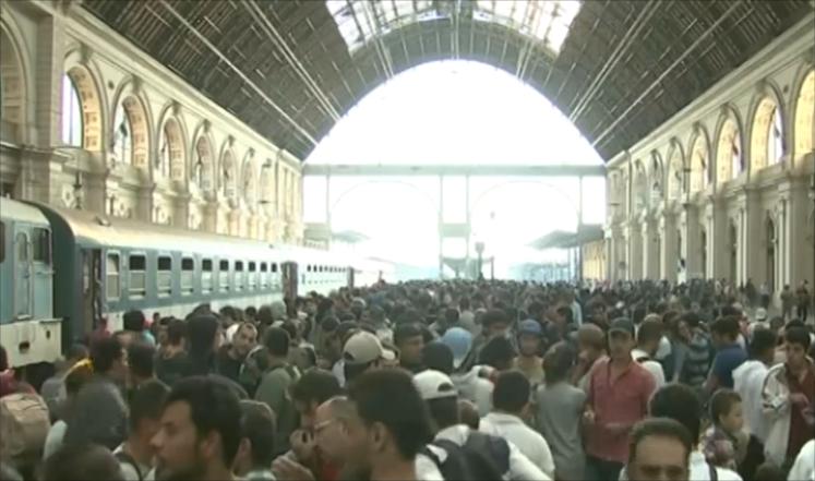 اللاجئون يقتحمون محطة بودابست والسلطات توقف القطارات