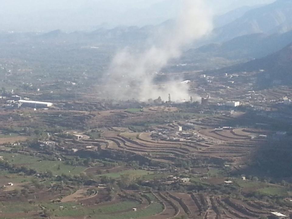 طيران التحالف يشن قرابة 15 غارة على معسكر اللواء 55 بمدينة يريم بإب