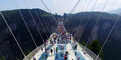 الصين تغلق أعلى وأطول جسر زجاجي في العالم ..السبب
