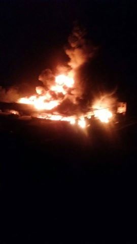 طيران التحالف يقصف مخازن التموين وسط العاصمة صنعاء وألسنة اللهب تتصاعد منها (صور)