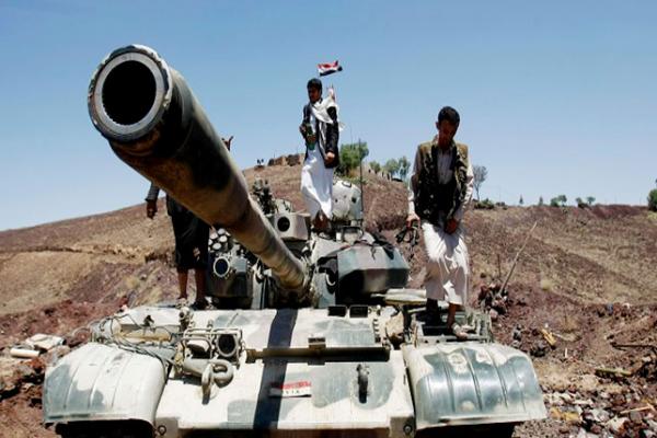 دبابة على متنها مسلحون حوثيون في صنعاء-ارشيف