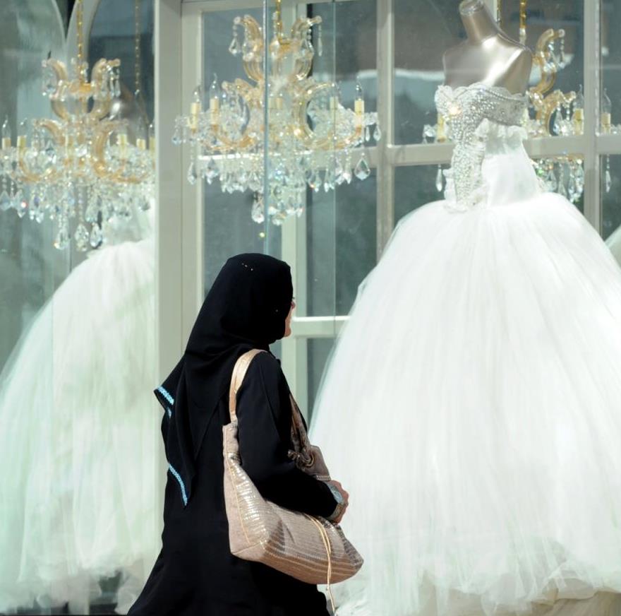 خطّابة سعودية تكشف أسرار المهنة.. وتروي قصصا غريبة لأزواج في ليلة الدخلة