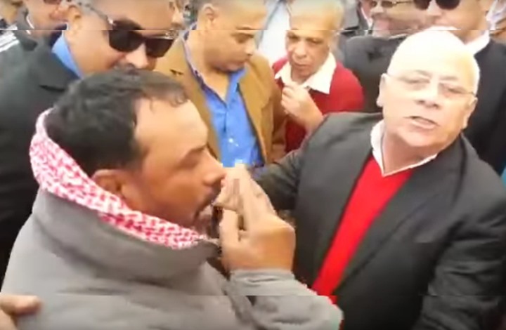 محافظ مصري لمواطن يشتكي: إنت إخواني مش هسيبك (فيديو)