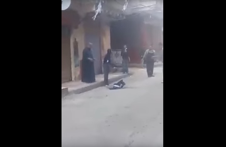 لحظة انتحار شاب بمصر.. والمارة يتجاهلون جثته (فيديو)