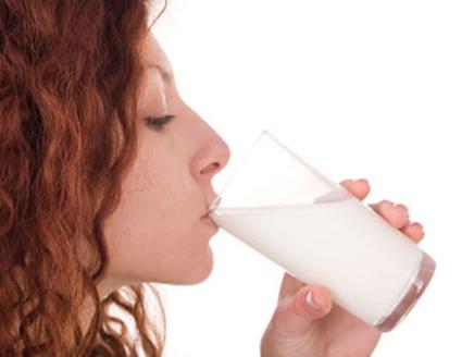 كوب من الحليب يومياً يجعل الإنسان أكثر ذكاء... كيف!؟!